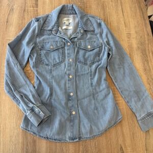 Universal Thread Slim Fit Denim Shirt Womens 2 Light Wash Snap Front Western Top